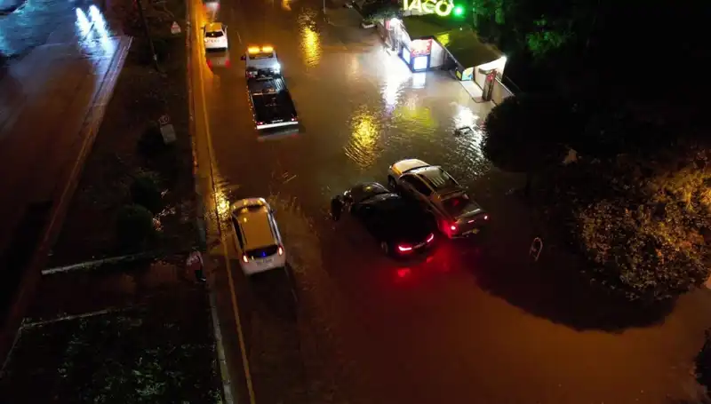 Adana'da Günlerce Beklenen Sağanak Yağış: Cadde ve Yollar Sular Altında Kaldı