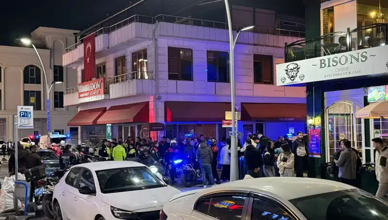 Kafenin Önünde Korkunç Olay: Havaya Ateş Açıp İşletmeciye Bıçakla Saldırdı