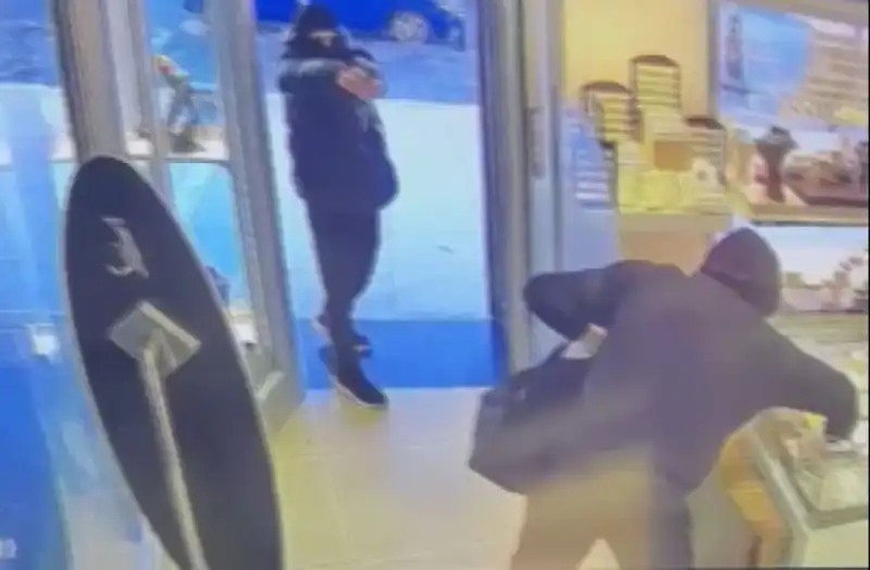 Ümraniye'de Korkutan Soygun Girişimi: Maskeli Tecavüzcüler İş Bağladı