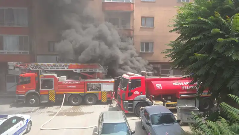 Niğde'de Beyaz Eşya Deposunda Çıkan Yangın Korkuttu, Büyük Zarar Ortaya Çıktı