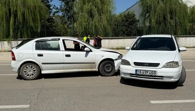 İki Otomobil Kaza Yaptı: 2 Yaralı, Trafik Durumu Karmaşaya Döndü!