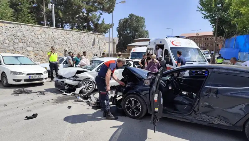 Bitlis'te Trafik Kazası: 10 Yaralı, Feci Çarpışmanın Detayları Ortaya Çıktı