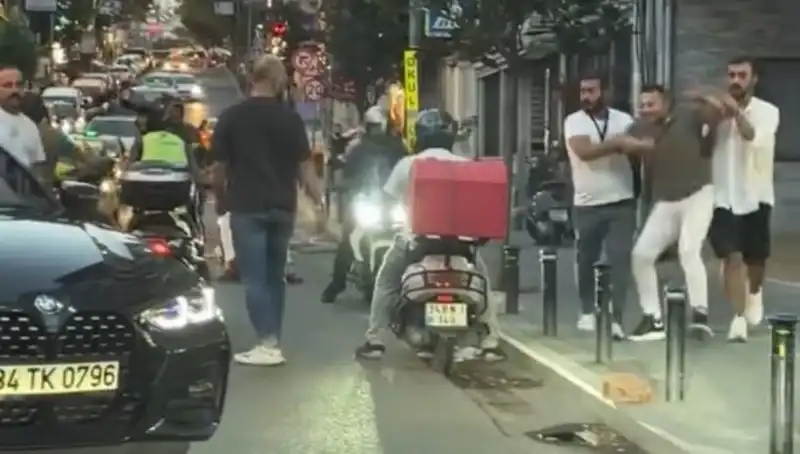 Nişantaşı'nda Yol Verme Kavgasında Kadın Sopayla Takip Edildi!