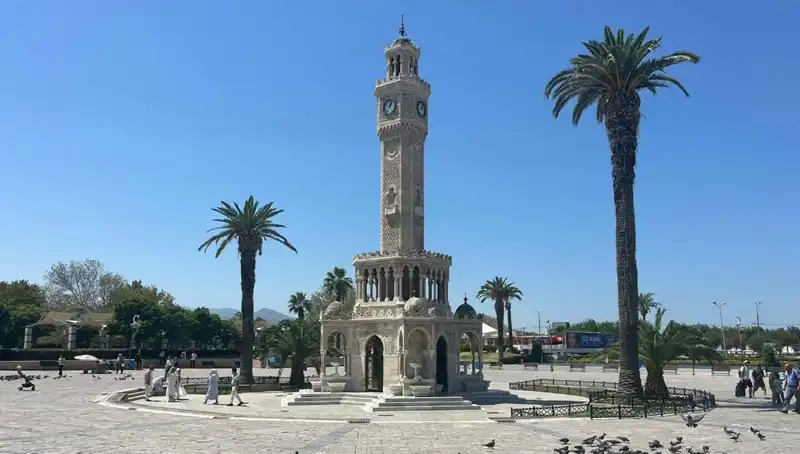 İzmir'de Sıcak Hava Dalgası: Meydanlar Boş, Sokaklar Sessiz