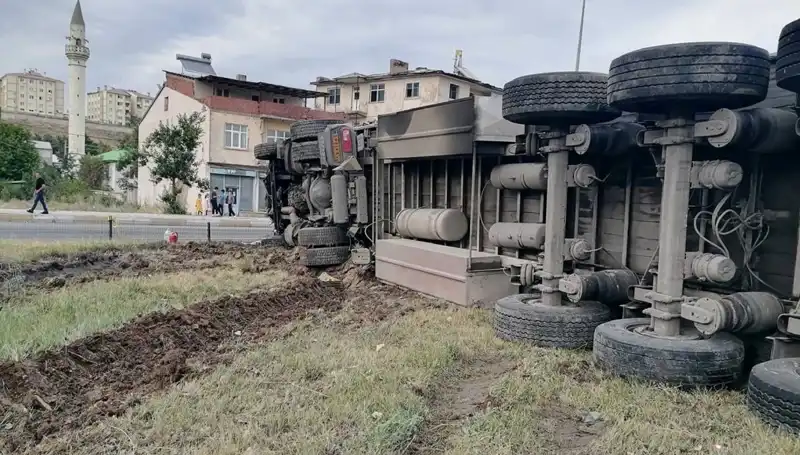 Freni Boşalan TIR, Erzurum'da Korkunç Kazaya Neden Oldu