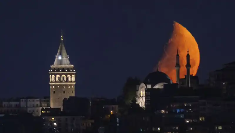 İstanbul'da Yarım Ay Manzarasıyla Şehir Büyülendi