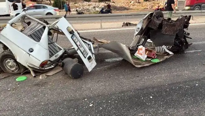 Bariyere Çarpan Araçta Kan Donduran Kaza: Bir Ölü, Bir Yaralı